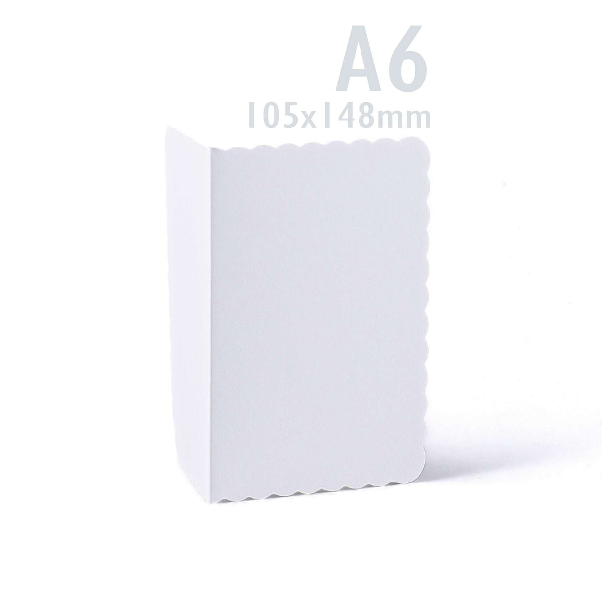 Fehér, hullámos szélű kártyák és borítékok – csomag