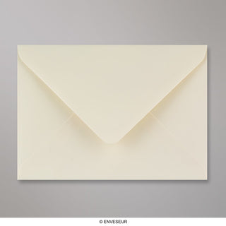 Elefántcsontszínű sima felületű boríték 125x175 mm