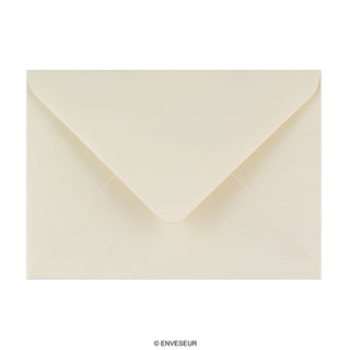 Elefántcsontszínű sima felületű boríték 125x175 mm