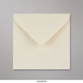 Elefántcsontszínű sima felületű boríték 130x130 mm