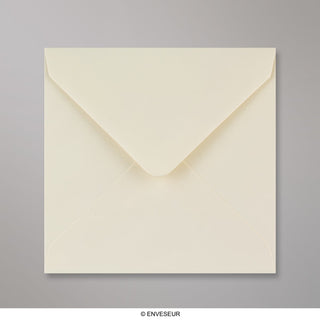 Elefántcsontszínű sima felületű boríték 140x140 mm