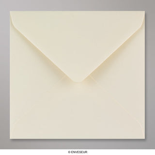 Elefántcsontszínű sima felületű boríték 155x155 mm