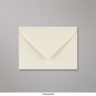 Elefántcsontszínű sima felületű boríték 82x113 mm (C7)